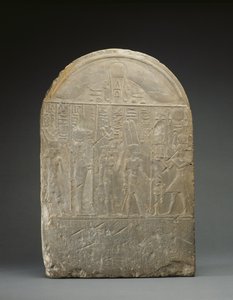 Donasjonsstele, med tekster i hieroglyfer og demotisk, sannsynligvis fra Semabehdet (Tel Balamun) datert 301 f.Kr. (kalkstein)